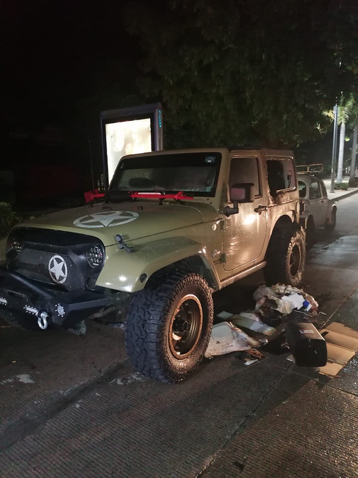 Incendia un vehículo en la avenida Costera Miguel Alemán en Acapulco