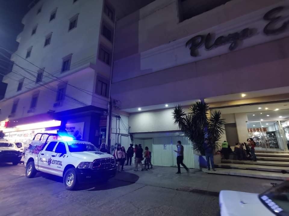Atacan a balazos a un hombre en una plaza comercial en Iguala