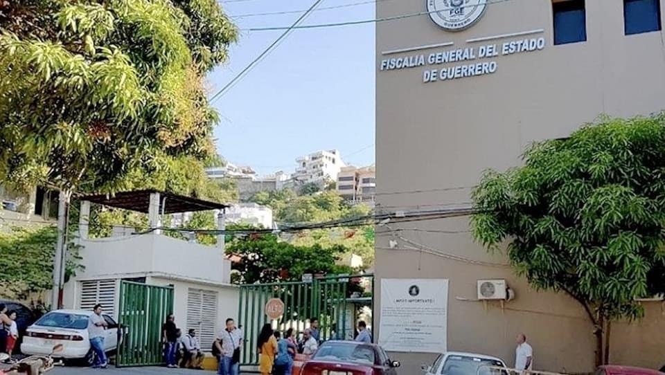 Paran labores en la Fiscalía Regional en Acapulco para exigir sus aguinaldos y el bono navideño