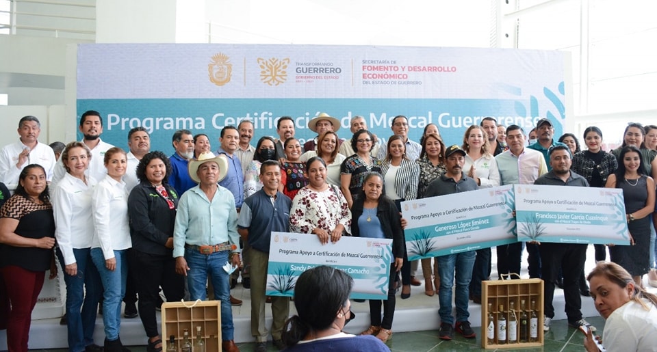 Impulsa gobierno de Guerrero la certificación de 21 marcas de mezcal