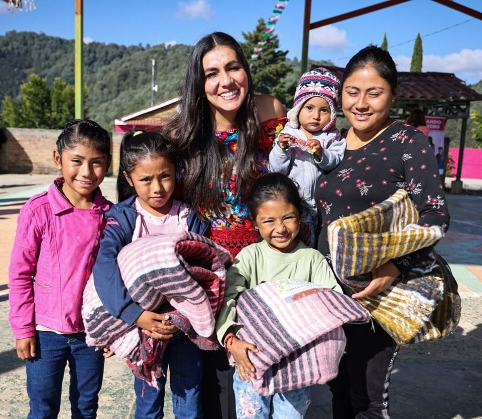 Entrega Liz Salgado cobijas y cobertores del programa “Cobijando Guerrero” en la Sierra de Guerrero