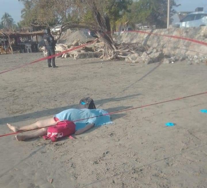 Muere ahogada una turista en la playa Cayaquito en Tecpan de Galeana