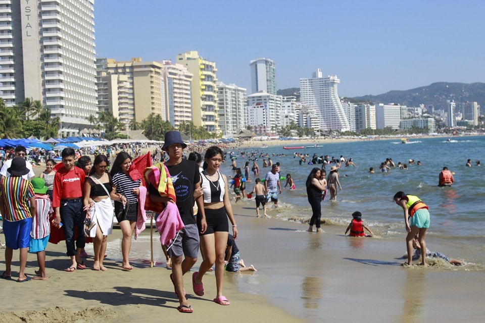 Continúa el arribo de vacacionistas al puerto de Acapulco