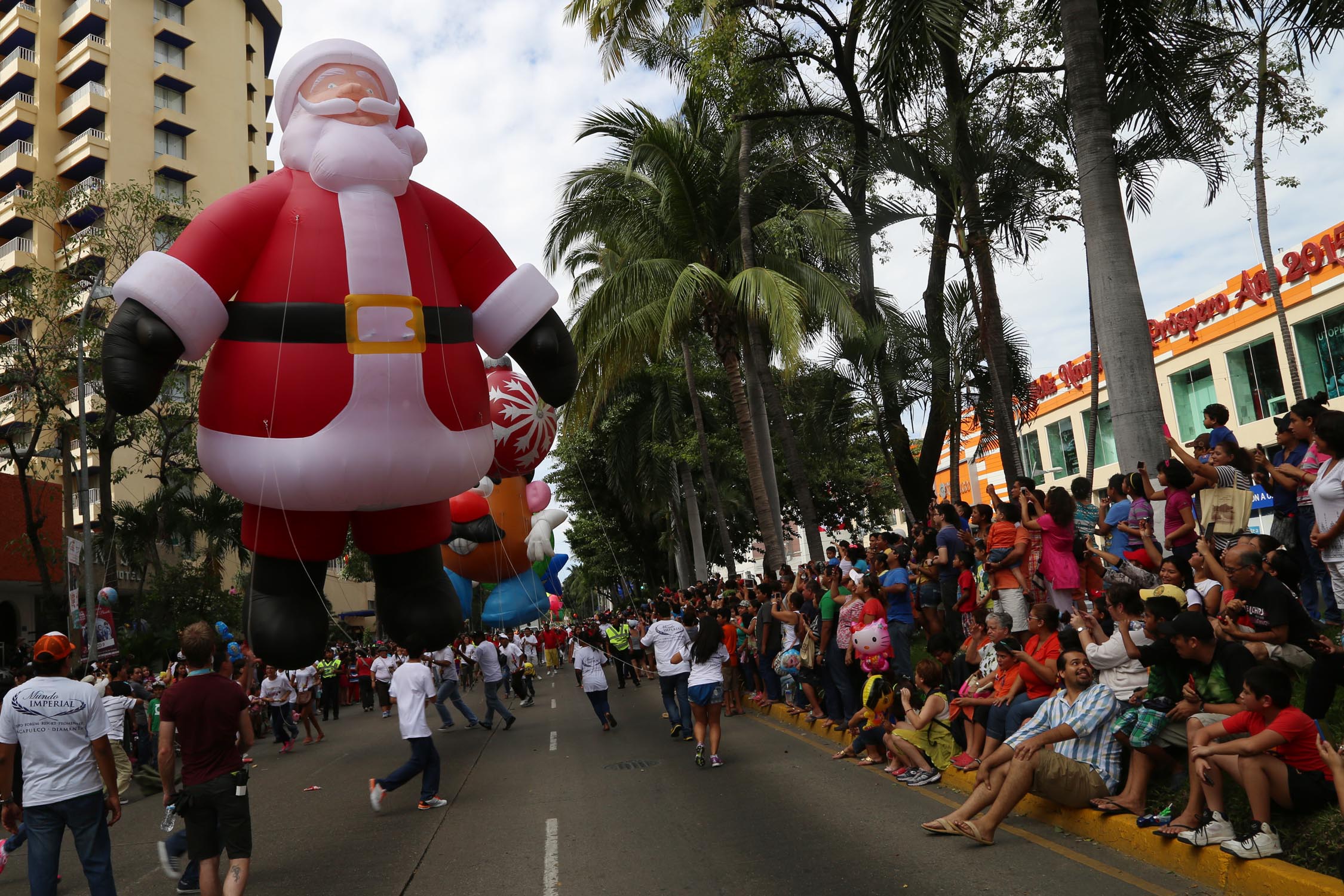 Regresa el desfile de globos gigantes más grande del mundo al Puerto de Acapulco