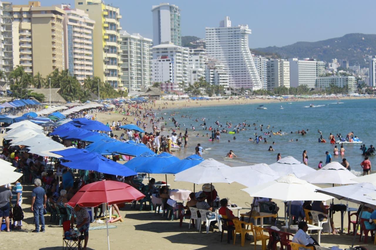 Cientos de turistas viajan a Acapulco por el Fin de Año