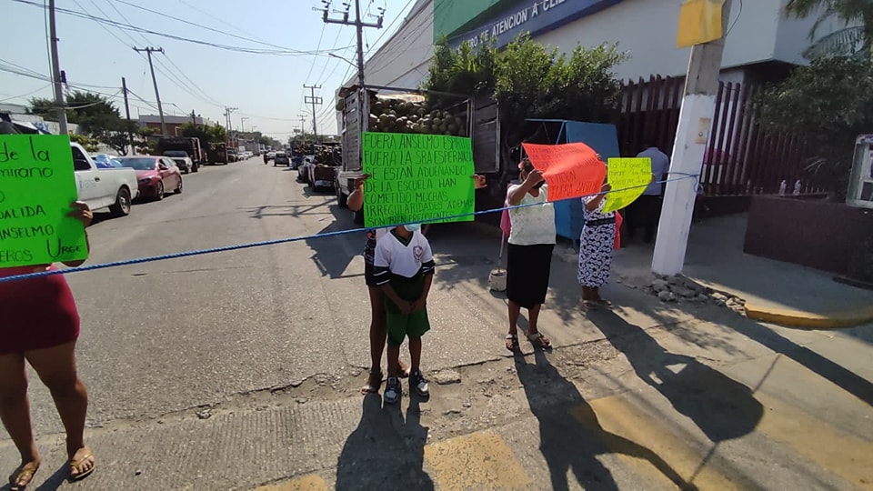 Bloquean padres de familia para exigir la salida del director de una primaria en Acapulco