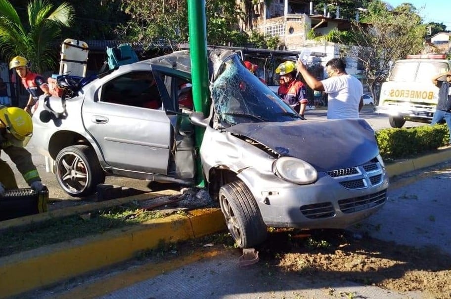 Vehículo se impacta contra un poste en Zihuatanejo; Atropella a una mujer