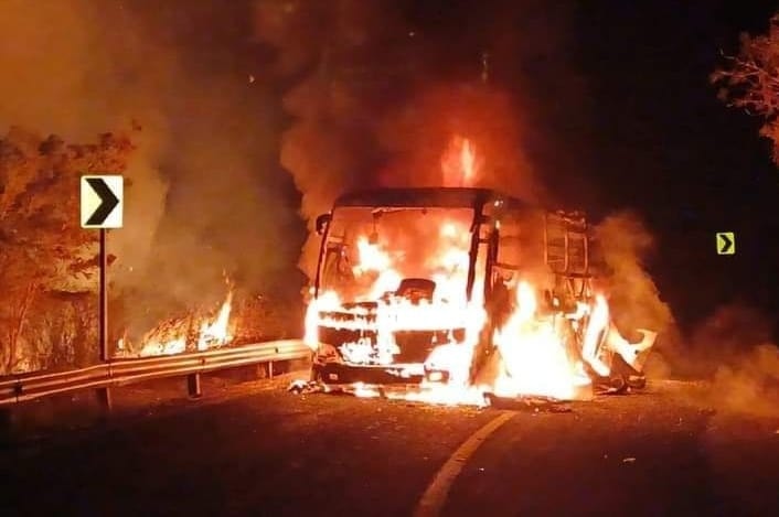 Se incendia autobús sobre la carretera federal Acapulco-Zihuatanejo en Tecpan