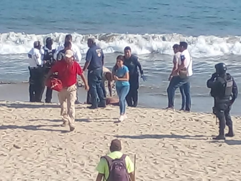 Asesinan a balazos a un hombre en playa Suave en Acapulco