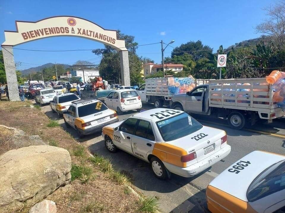 Choferes del transporte público y habitantes de Xaltianguis bloquean el acceso al poblado; exigen justicias por un asesinato doble