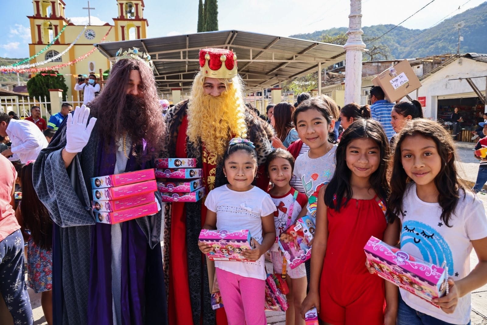 Entrega DIF Guerrero juguetes a niñas y niños de comunidades de la Sierra