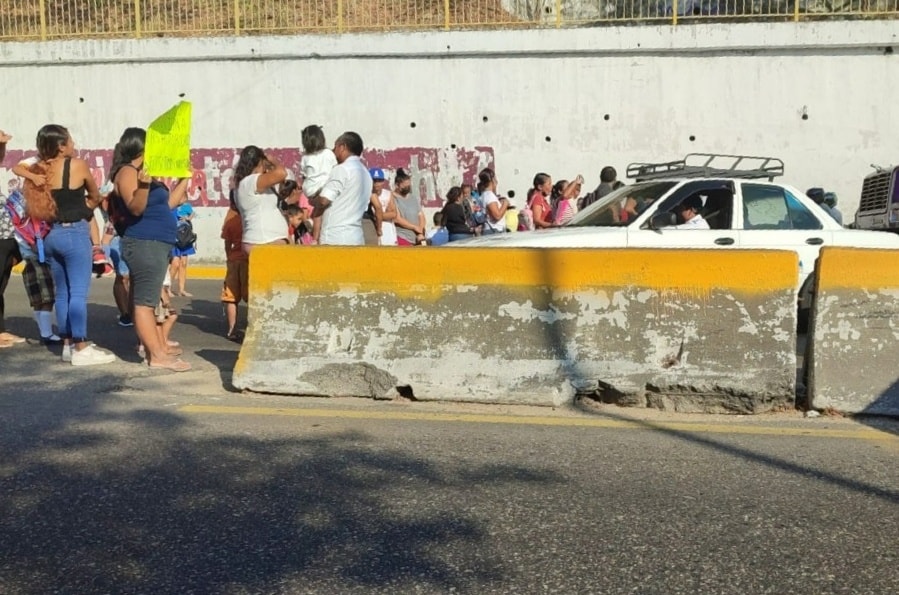 Padres de familia de un kínder, bloquearon la carretera México – Acapulco para exigir un profesor
