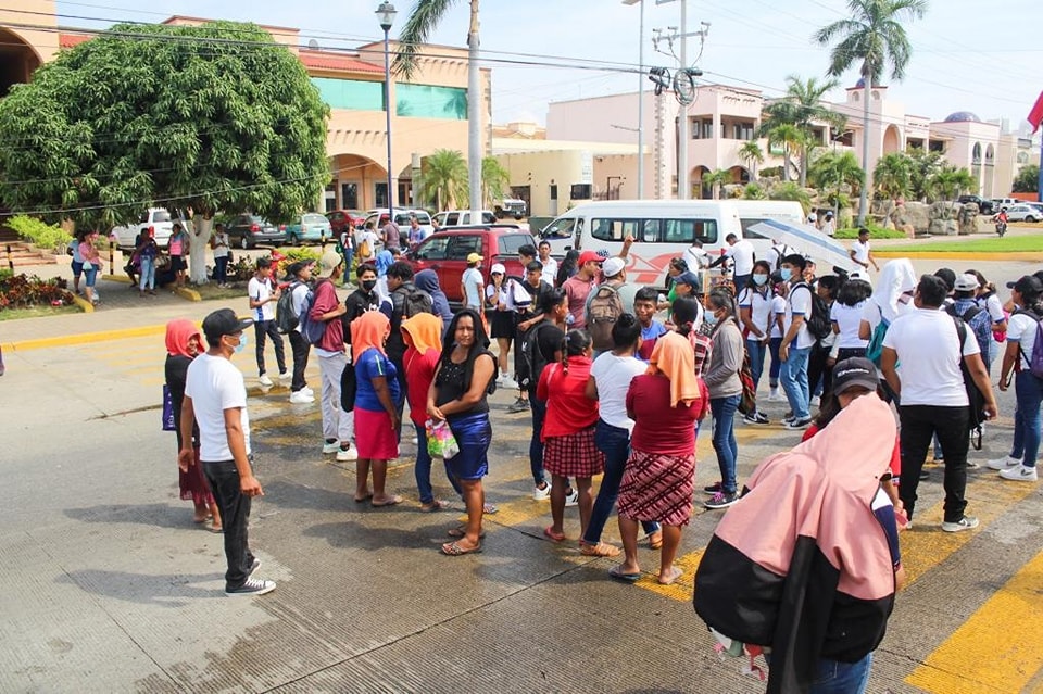 Protestan estudiantes y docentes de prepas populares en Acapulco; piden reconocimiento oficial
