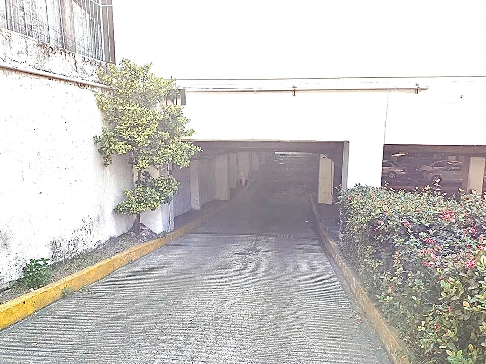 Muere Policía Estatal tras golpearse en el estacionamiento de una tienda en Acapulco