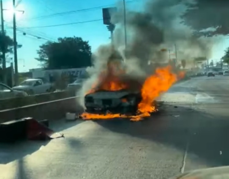 Se incendia taxi en la carretera Cayaco-Puerto Marqués en Acapulco