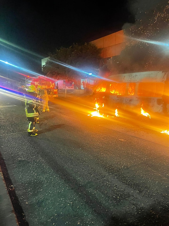 Incendian un vehículo en las inmediaciones del Mercado Central en Acapulco