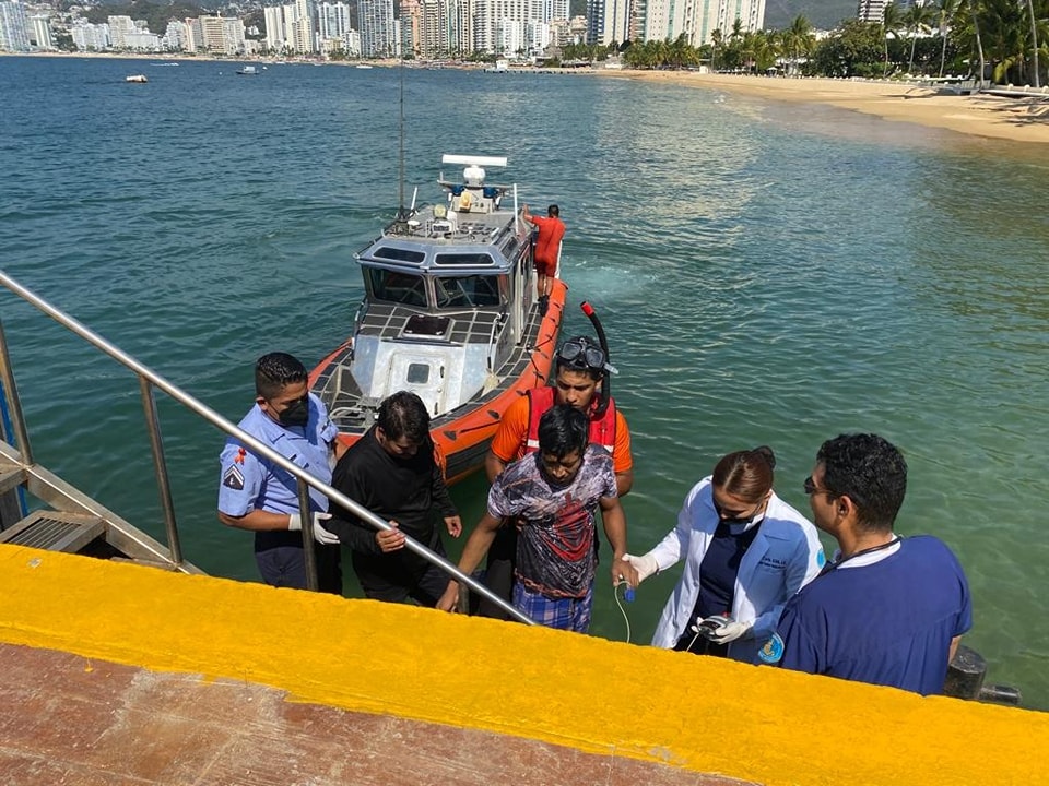 Marina rescata a dos personas en inmediaciones de balcones del mar, Acapulco