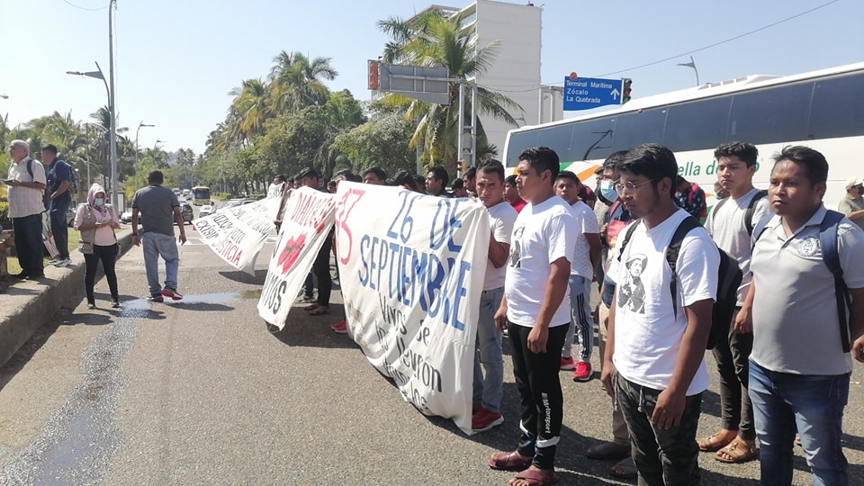 Normalistas de Ayotzinapa exigen en Acapulco alto a la represión por parte de las autoridades en el país