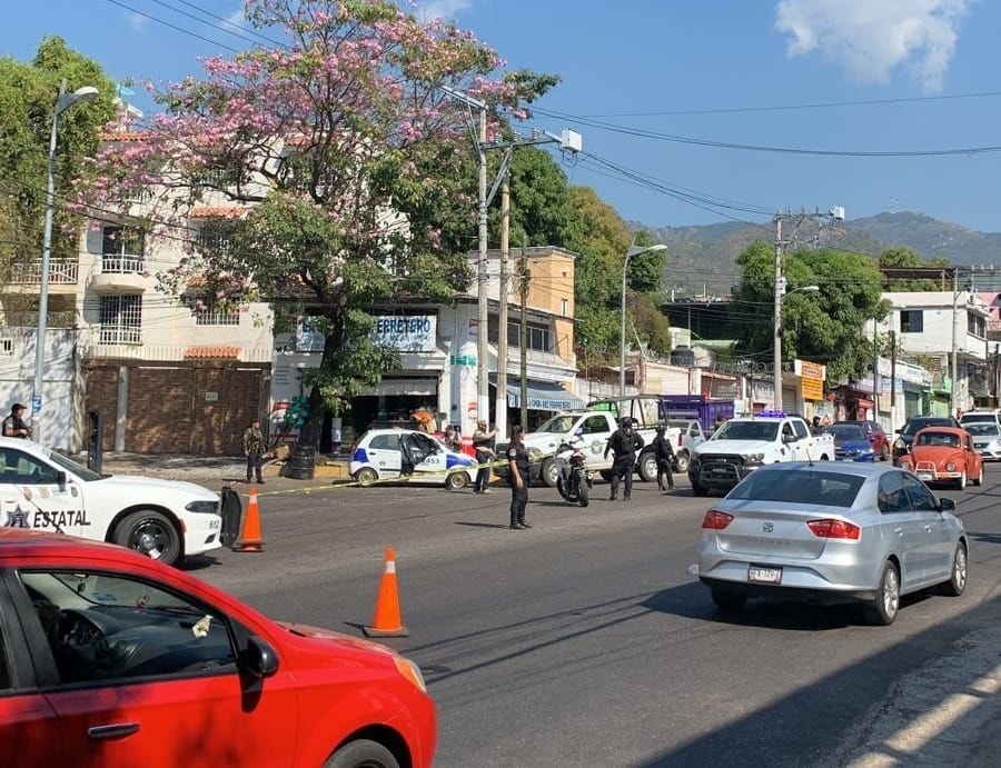 Dos hombres muertos deja enfrentamiento en la avenida Constituyentes en Acapulco; se encontró una persona maniatada hallada en la cajuela