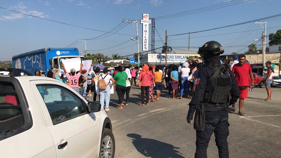Bloquean padres de familia la carretera federal Acapulco – Pinotepa; piden un transformador y un techado para una primaria