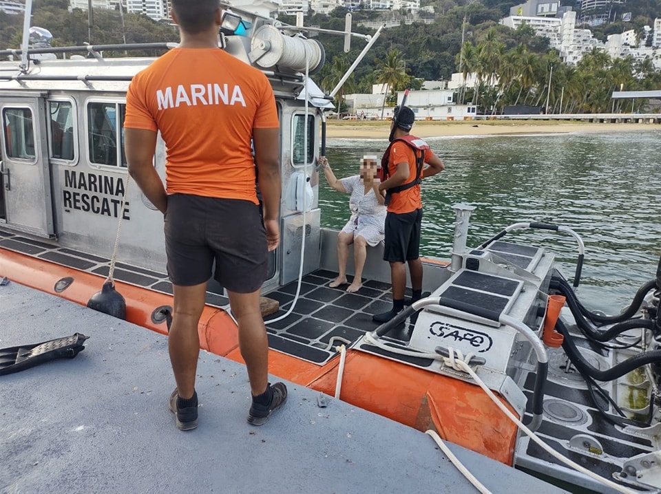 La Marina rescata a dos mujeres en la playa Condesa en Acapulco