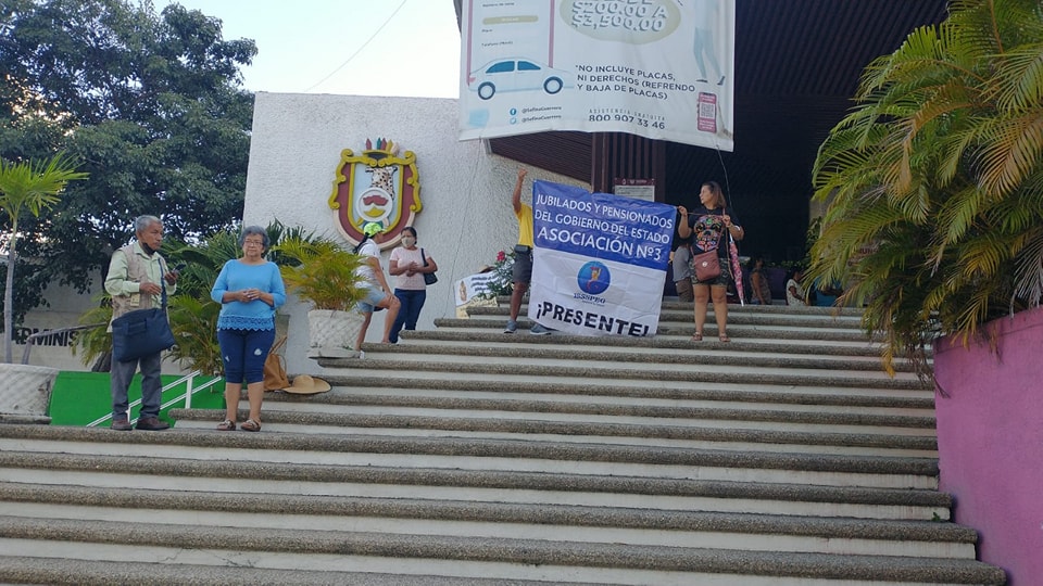 Protestan jubilados de la SUSPEG en oficinas recaudadoras de Acapulco