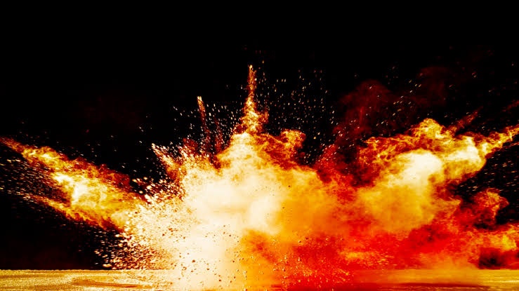 Cae vehículo sobre una casa y se incendia en la colonia Jardín Mangos en Acapulco