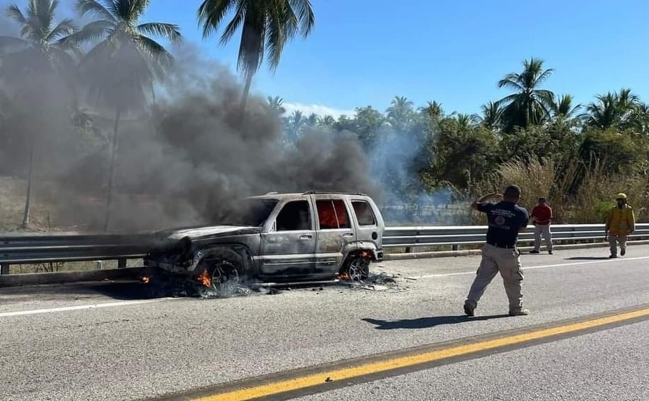 Se incendia camioneta en la carretera federal Acapulco – Zihuatanejo, en Coyuca de Benítez