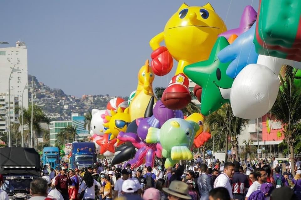 Desfile de globos gigantes llena de color y alegría a Acapulco el Día de Reyes