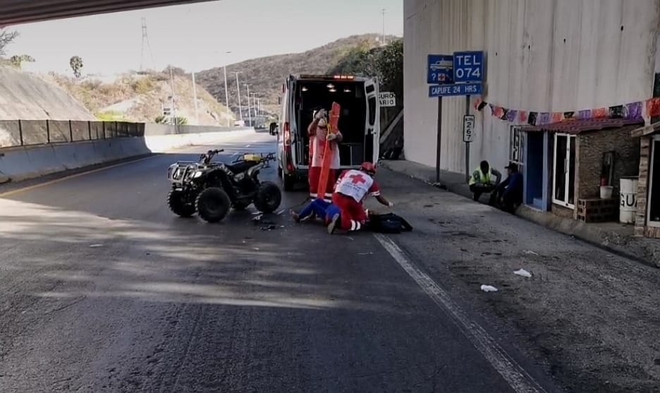 Atropella autobús a dos adultos mayores que iban en una cuatrimoto y resultan lesionados en Chilpancingo