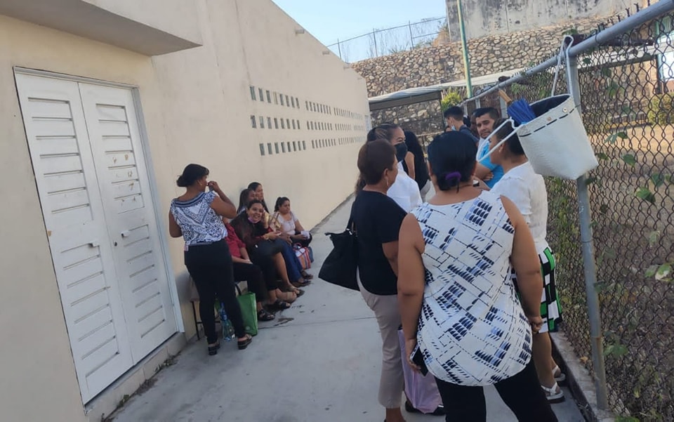 Protestan trabajadores de los juzgados del penal de Las Cruces en Acapulco