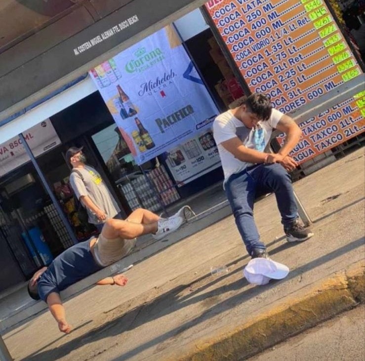 Dos hombres en estado de ebriedad asustan a transeúntes en Costera Miguel Alemán de Acapulco