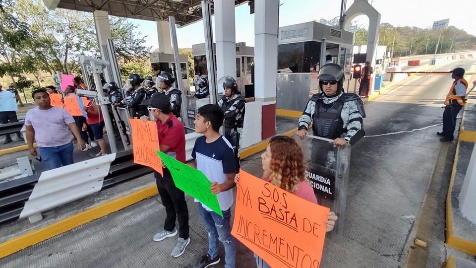 Protestan en caseta La Venta,  piden un alto al incremento del peaje en la Autopista del Sol