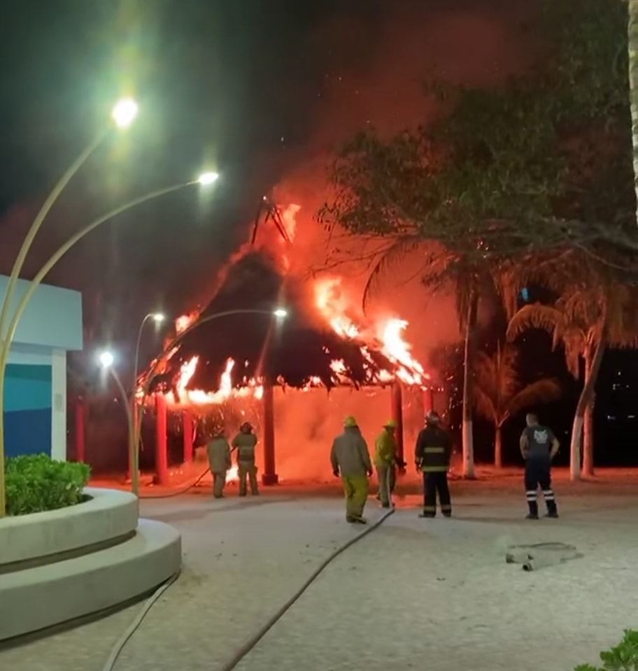 Se incendian dos palapas en la playa Principal en Zihuatanejo, en la Costa Grande