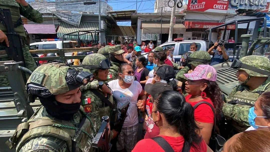 Retienen comerciantes a militares tras la detención de un hombre; bloquean la avenida Constituyentes en Acapulco