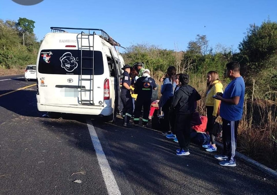 Deja dos personas lesionadas un accidente vehicular en la carretera federal Zihuatanejo – Lázaro Cárdenas