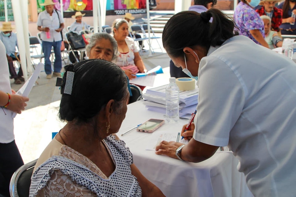 Secretaría de Salud Guerrero y el IGATIPAM realizaron jornada médica para adultos mayores en el municipio de Mochitlán.
