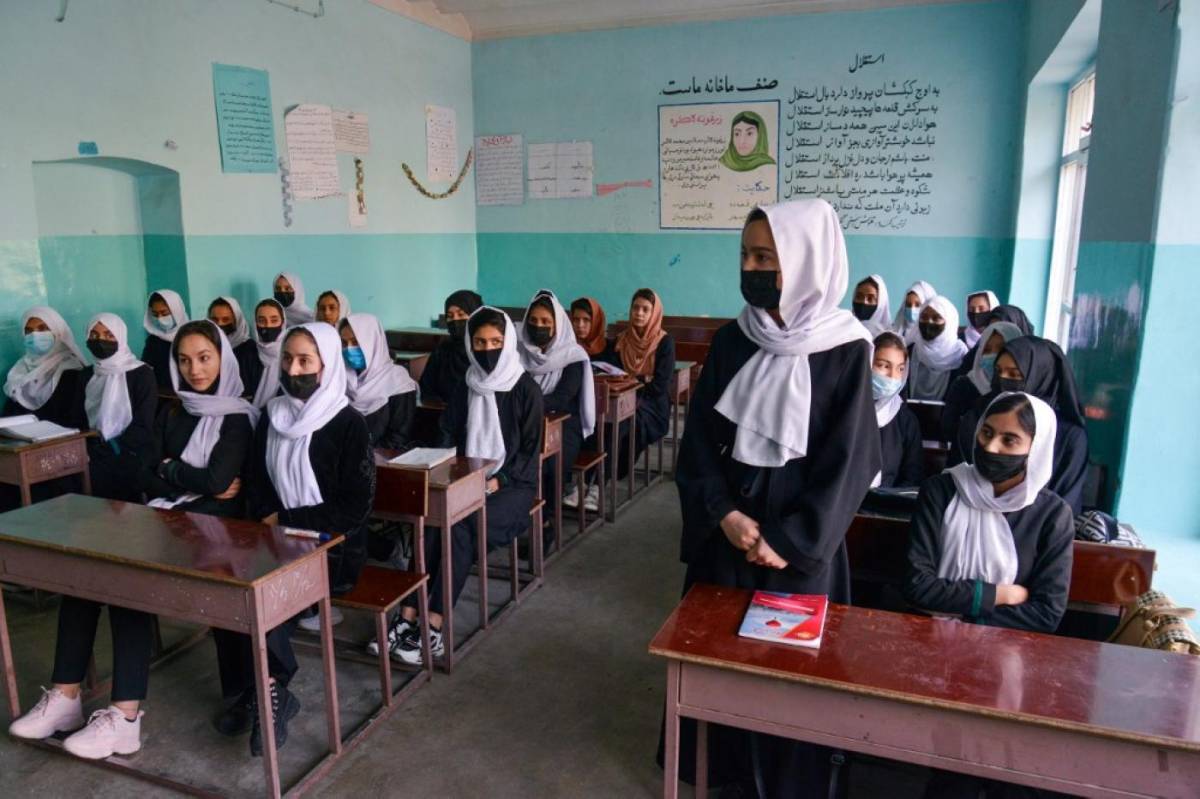 Envenenan a cientos de niñas en Irán para que no vayan a la escuela