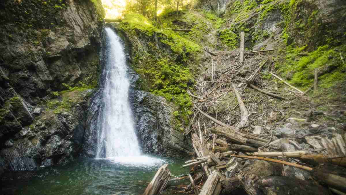 En Indonesia, derrumbe de cascada atrapa a turistas