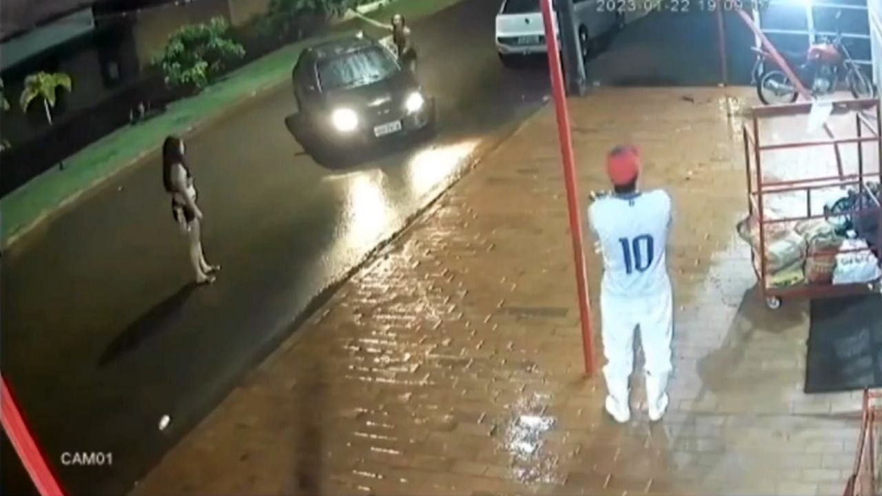 Joven atropella y mata a su padrastro, luego de que este golpeara a su madre; se vuelve viral en internet