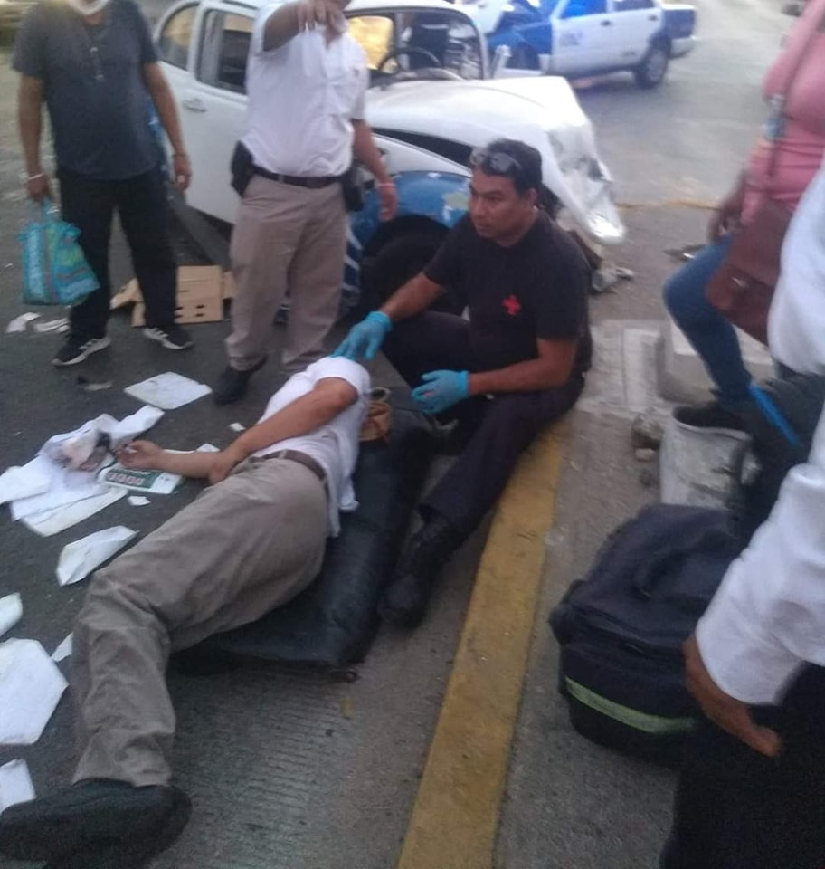 Deja un lesionado choque entre taxistas en la avenida Ruiz Cortines en Acapulco