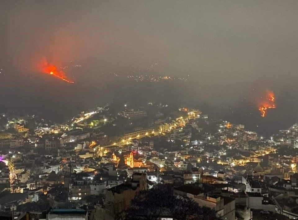 Se incendia El Cerro de Las Escobas en Taxco, el incendio ha sido sofocado en un 70%, derivado de esto se suspendieron clases jueves y viernes