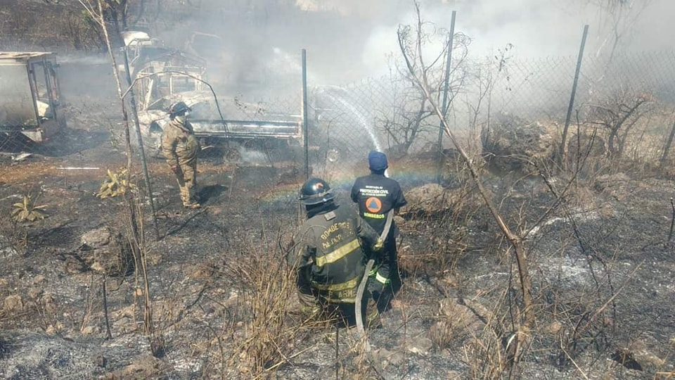 Incendio deja al menos 30 vehículos quemados en un corralón de Chilpancingo