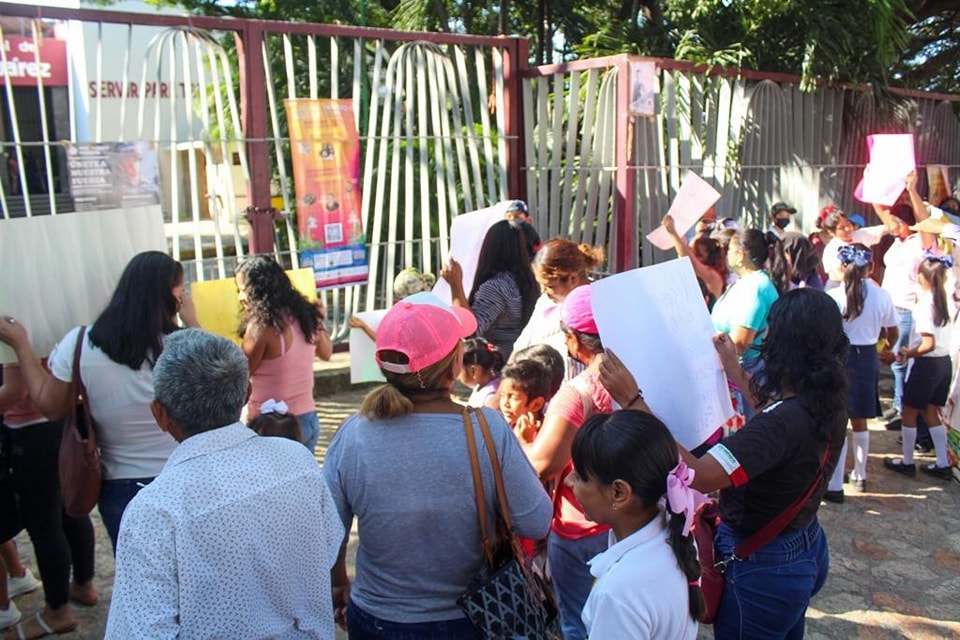 Protestan padres de familia de escuela primaria en San Agustín, Acapulco