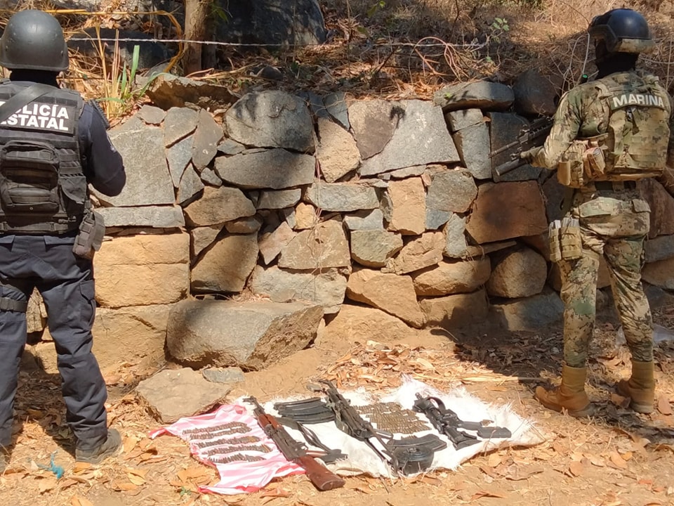Policía Estatal y SEMAR, pusieron en libertad a tres personas privadas de la libertad y aseguraron armamento en Coyuca de Benítez