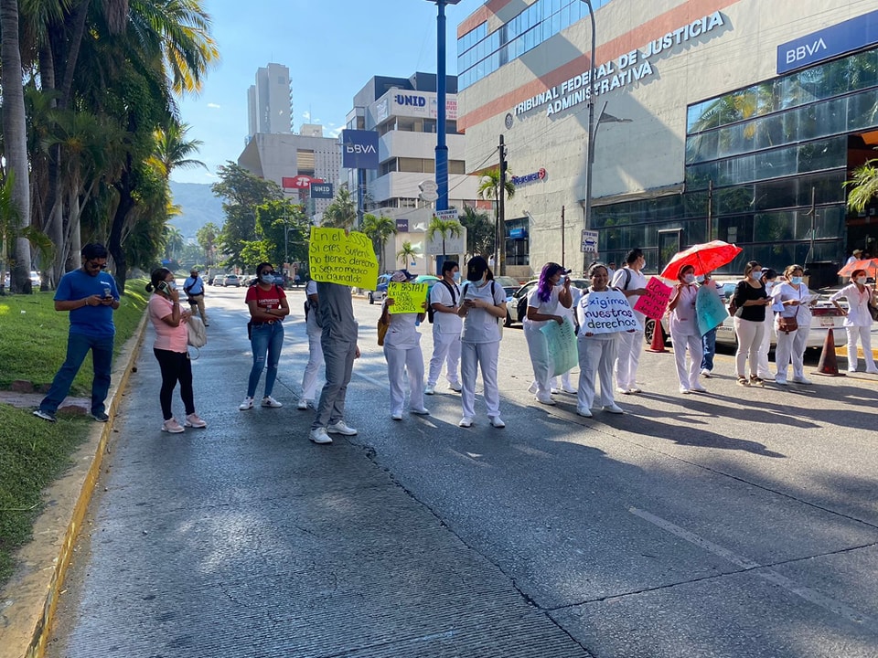 Protestan en Acapulco trabajadores del ISSSTE, exigen el pago de sus salarios