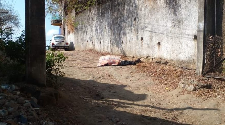 Un hombre se encontró asesinado al parecer a golpes y asfixia, a un costado del Hospital Militar en la colonia Rodríguez Alcaine en Acapulco.