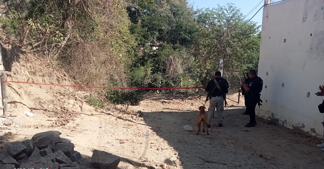 La mañana de este martes, el cuerpo de un hombre se encontrado semi enterrado, en el poblado Carabalí, en la parte alta de Acapulco.