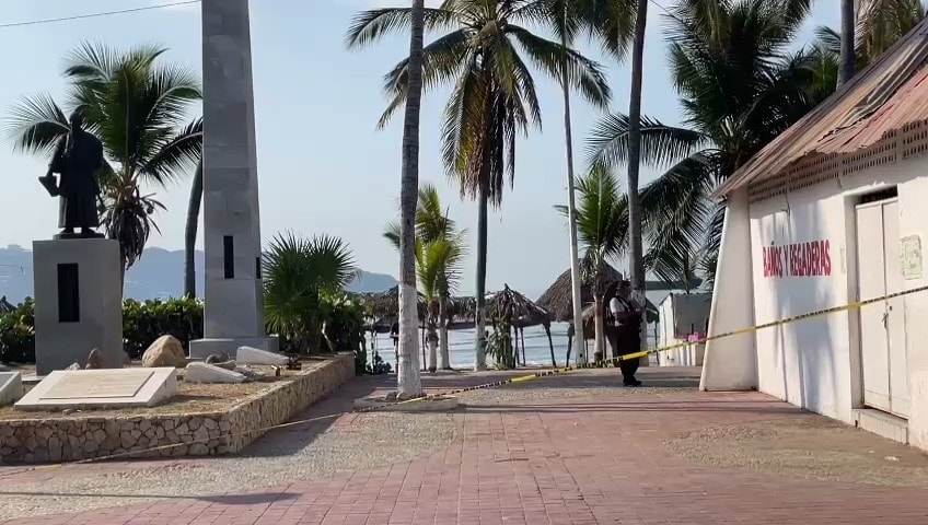 Dejan a un hombre asesinado a golpes en Playa Carabalí, Acapulco