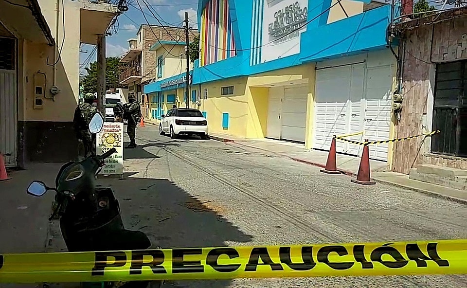 Asesinan a balazos a una mujer en su vehículo cuando esperaba a su hijo afuera de un colegio en Iguala